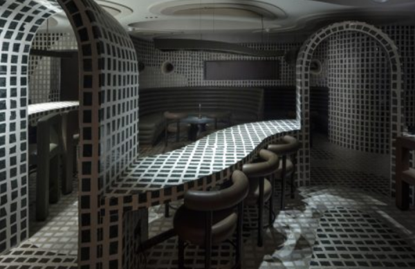 Cafe dengan desain monokrom dan pola geometris